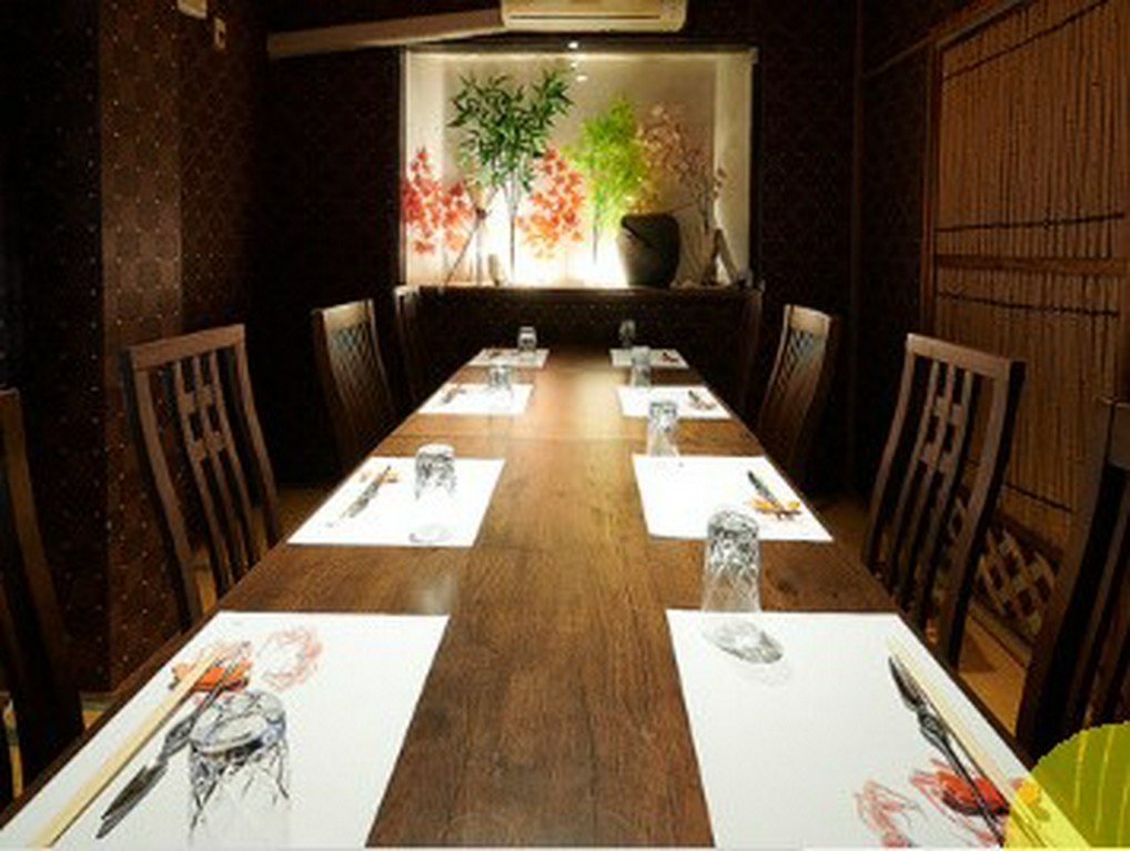8名ほど入室できる優雅なテーブル席の個室