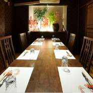 高級感漂う個室は、クライアントとの接待や会食に最適。かに尽くしの絶品コース料理に、会話も弾みます。相手の心を掴みたいビジネスにおいて、大切なプレミアム感があります。