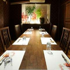 8名ほど入室できる優雅なテーブル席の個室