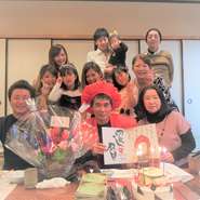 本ずわいがにを色々な料理で堪能できる会席料理が用意。リクエストに応じて、ケーキや衣装などの準備もしてもらえます。長寿の祝いには、スタッフからの心ばかりのサービスも。