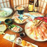 かにの前菜から始まり、「かに味噌」「お造り」「かにしゃぶ」「バター焼き」「天ぷら」「蒸しがに」「焼きがに」「かに雑炊」まで。最初から最後までかにを使った、かに尽くしのコースメニューとなっています。