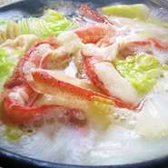 「前菜」「お造り」「陶板焼き」「鍋」「天ぷら」「蒸しがに」「焼きがに」「かに雑炊」などが揃います。デザート以外の料理全てに、かにを使用。少し量を抑えつつも、本ずわいがにを満喫したい方にぴったりです。