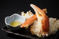 「前菜」「お造り」「陶板焼き」「鍋」「天ぷら」「蒸しがに」「かに雑炊」などが揃います。3～4Lサイズの（中～大型）本ずわいがにを使っており色んな料理でかにを楽しめます。 充分満足して頂けます。