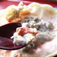 無添加で新鮮なかに味噌を使用しているため、臭みなどは感じません。そのまま食べても良いですが、次々に運ばれるかに料理と合わせながら食べるのもオススメ。濃厚でコクのある味わいが、良いアクセントになります。