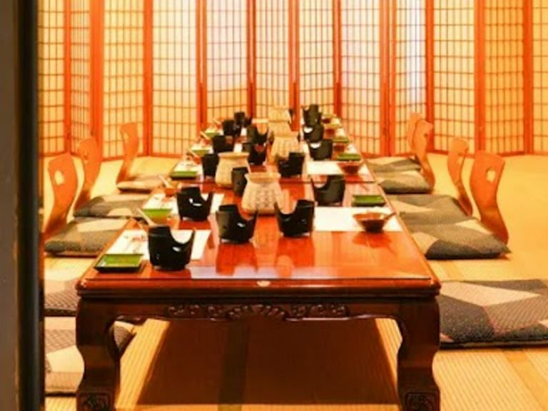 おいしい料理を囲んでの宴会は、会話も弾み盛り上がる