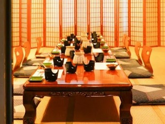 おいしい料理を囲んでの宴会は、会話も弾み盛り上がる