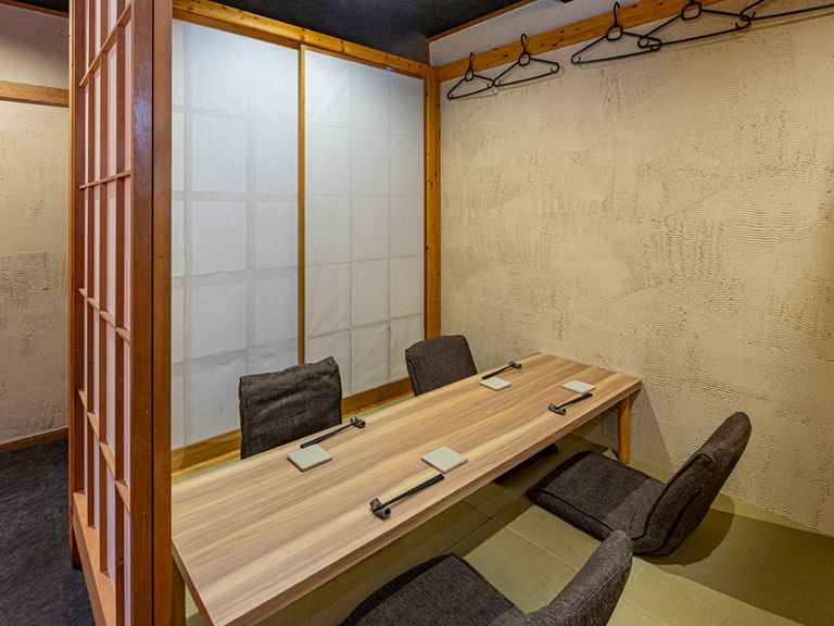 最大10名程度着席可能。半個室の小上がりでくつろぎのひと時を