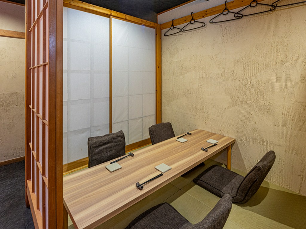 最大10名程度着席可能。半個室の小上がりでくつろぎのひと時を