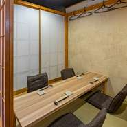 和の趣を感じる店内には半個室の座敷席が2部屋用意されており、大切な人をもてなす場面にもオススメです。仕切りをなくせば広々とした空間になり、宴会などにも利用可能。周りを気にせず楽しく盛り上がれそうです。