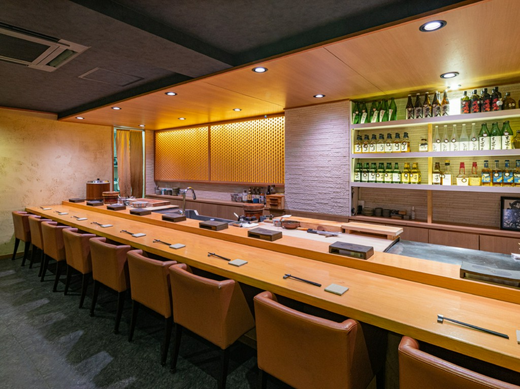 清潔感あふれるカウンター席で、料理を五感で楽しむ
