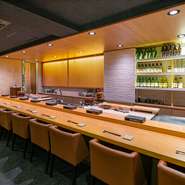 目の前で繰り広げられるパフォーマンスとともに極上の逸品を味わえるのは、外食ならではの醍醐味。新鮮な魚介のつややかなビジュアル、鼻をくすぐる香りに包まれて、至福の時間を過ごせます。