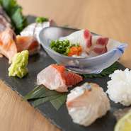 四季折々の海の幸がふんだんに盛り込まれ、おいしい食べ比べを楽しめる一皿です。味の好みや苦手なものがあれば、内容をアレンジしてもらうことも可能。少しずつ、いろいろ味わいたいときにオススメです。