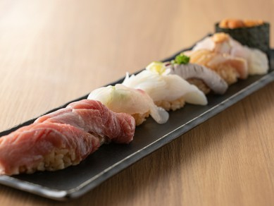 鮮度抜群のネタがずらりと並ぶ贅沢な一皿『特上八種握り』