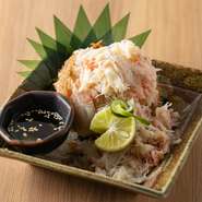 北海道直送の活き毛蟹を店内で塩ゆでにし、殻から取り出した身を丁寧にほぐしています。甲羅からあふれんばかりに盛付けられた逸品は、味だけでなく食べごたえも抜群。手を汚す心配もなく、楽しい会話が弾みます。