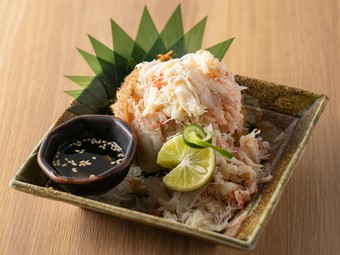 “活”ならではの甘みと旨みがたまらない！『毛蟹甲羅詰め』