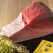 寿司店の看板であり、幅広く支持を集める定番ネタ。【魚男　磨き】では天然ものにこだわり、一年を通して極上品を仕入れます。青森県大間町、宮城県塩釜市など各地の漁港から届く逸品は、格別の味わいです。