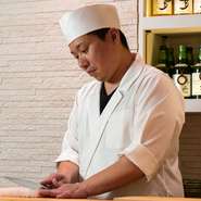 「自分自身も楽しみながら、お客様にも楽しんでいただきたい」と話す野谷さん。調理をしながらも細やかな心配りを忘れず、ゲストの特別な時間を演出します。