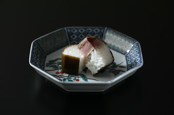 受け継がれてきた日本の食文化を感じる『龍皮昆布のバッテラ』