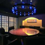 靴を脱いで上がる、円卓が設置された特別な客間「玄」