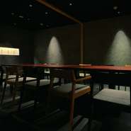 最大12名様まで利用可。美しいグレイの壁と間接照明が美しい「悠久」