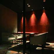 オリエンタルな絨毯と煉瓦色の壁の組み合わせが絶妙な「清」