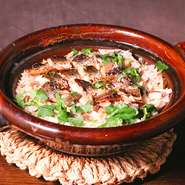 旬の食材が一堂に会した「土鍋ごはん」。土鍋で炊き上げるお米はふっくらと仕上がり、甘みや旨みをより強く感じる一品。春夏秋冬、その季節だけの一期一会を体感できます。
※懐石コースの仕上でご提供いたします