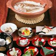 海と山に恵まれた、四季折々の最高品質の食材と熟練の技が光る珠玉の料理。その時一度限りの芸術作品のような一皿を楽しめます。苦手な食材などの相談もでき、心地よく食事を味わえます。