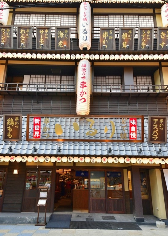 瓦が素敵な古風な外観が魅力的です。