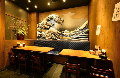 和風の波の壁がより落ち着ける空間を演出してくれています。