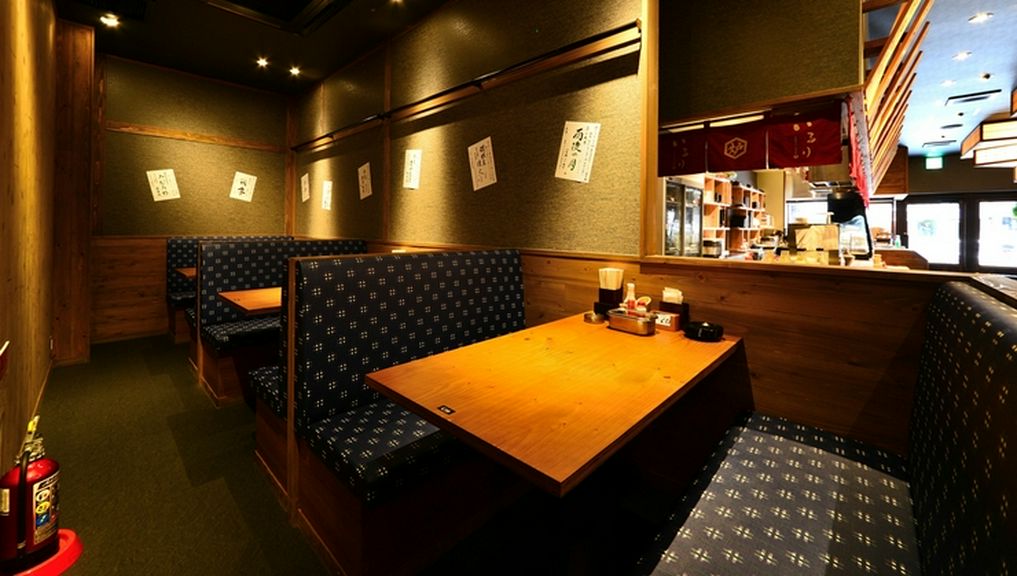 テーブルも区切られ、ゆったり会話をお楽しみいただけます。