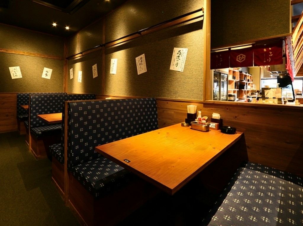 テーブルも区切られ、ゆったり会話をお楽しみいただけます。