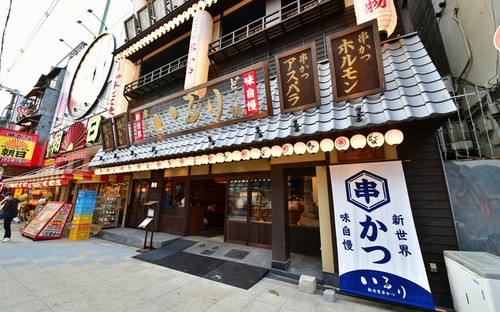 趣のある外観。落ち着いた雰囲気の店内でゆったりと過ごせます。