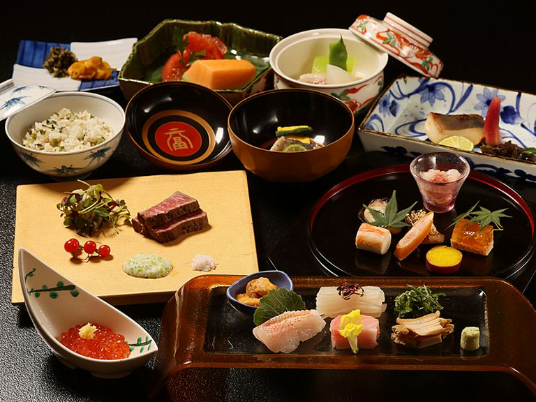 朝獲れイカや蝦夷アワビなど地元の自慢食材で織りなす会席料理