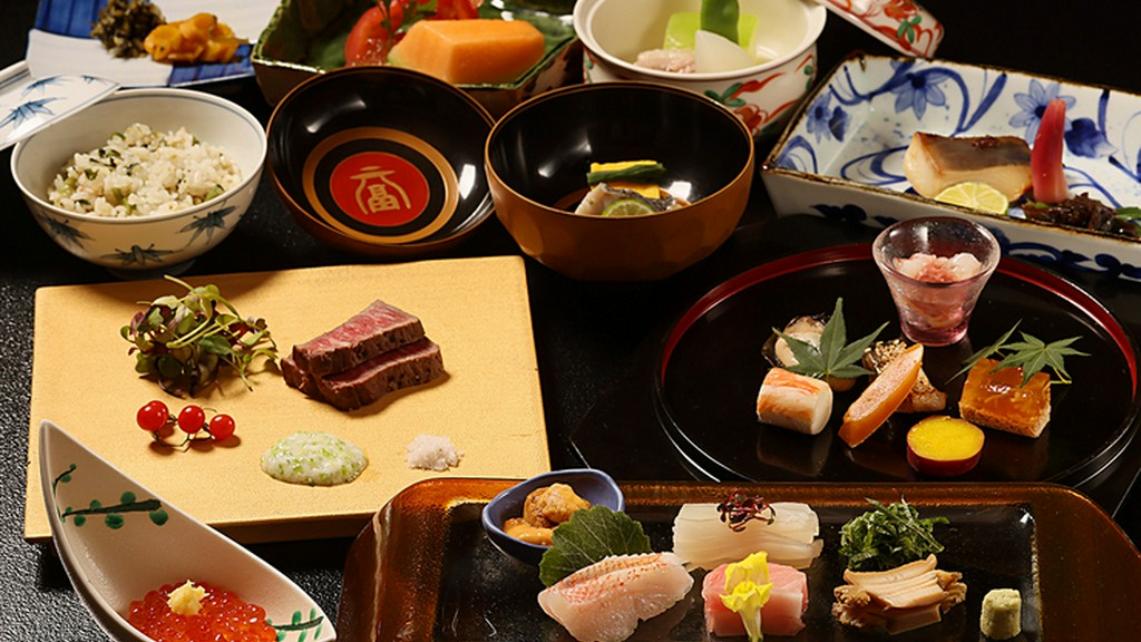 朝獲れイカや蝦夷アワビなど地元の自慢食材で織りなす会席料理