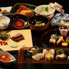 朝獲れイカや蝦夷アワビなど地元の自慢食材で織りなす会席料理