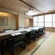 席＋コース料理プランは個室利用となり、2～8名様に対応。各部屋の設えは京都の老舗旅館の趣で、個室名は「渡月」「嵐山」など古都の名所にちなんでいます。座敷にテーブル席を配しているので、各年代の方が快適！
