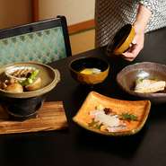 「郷宝」「五稜」など函館の地酒を中心に、北海道が誇る日本酒を取り揃え。加えて、季節の会席に合う全国のお酒を料理長が選りすぐり、順次銘柄を変えて提供。各皿に合うお酒を楽しめるペアリングがオススメです！