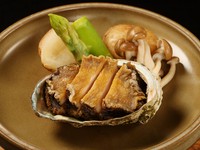 道産高級海鮮のおいしさを堪能できる『活蝦夷アワビの陶板焼き』