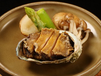 道産高級海鮮のおいしさを堪能できる『活蝦夷アワビの陶板焼き』