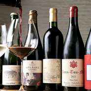 フレンチでもイタリアンでも豊富な経験を積んだソムリエが、料理に合うおいしいワインを厳選。3種、4種、6種と選べる『ワインペアリング』も人気です。サケディプロマも有しており、要望に合わせて日本酒の用意も。