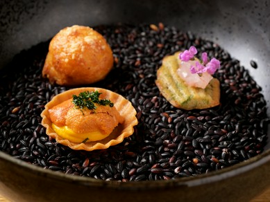 二人の会話も自然と弾む、カジュアルな雰囲気が魅力