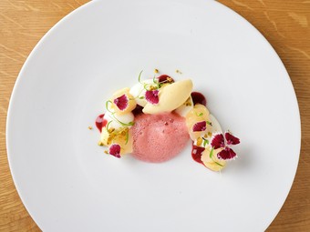 芳醇な香りが余韻を残す『桃とヨーグルトのペッシュメルバ仕立て』