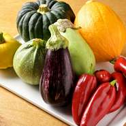 一般的な業者では扱いのない野菜も多いフレンチ食材だから、自らの足で探しにいくことも。新鮮で良い野菜と出合えたら、旬を逃すことなくその場で料理の一皿としてメニューに組み込んでいきます。