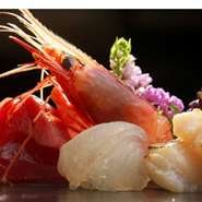 前菜からはじまり、椀物、お造り、魚料理、肉料理、御飯、赤だしと香の物、甘味を提供するコース。
季節や仕入状況によって変わるコースは、初めて【えんきょ】にご来店の方にもおすすめ。
