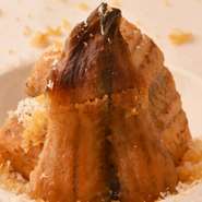 前菜からはじまり、椀物、お造り、魚料理、肉料理、御飯、赤だしと香の物、甘味を提供するコース。
自信を持っておすすめできる季節のこだわり食材を使用し、自慢の日本料理を提供。