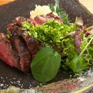 前菜からはじまり、椀物、お造り、魚料理、肉料理、御飯、赤だしと香の物、甘味を提供するコース。
特別な時間を過ごせるよう細やかな気配りとともに至高の逸品を提供。大切な記念日や接待などにもおすすめ。