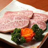 焼肉一筋のオーナーシェフが独自のルートより厳選仕入れする黒毛和牛。お塩・わさび・タレ、お好みのお味、焼き加減でご堪能ください。