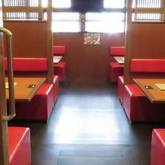 ゆったり広々したテーブル席と座敷は、宴会にもおすすめ。