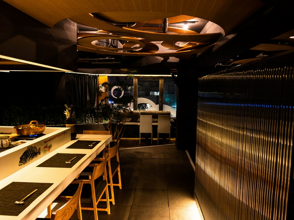 光と影を巧みに使い分けながら、ハイクオリティな空間を演出