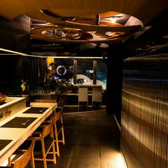 光と影を巧みに使い分けながら、ハイクオリティな空間を演出